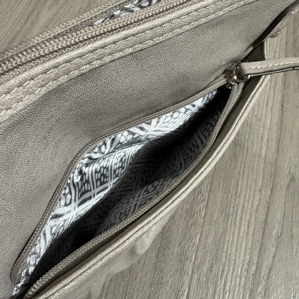 Emilie‎ M. Faux Leather Crossbody Bag Beige Classic Travel Pockets Adjustable - Picture 10 of 10